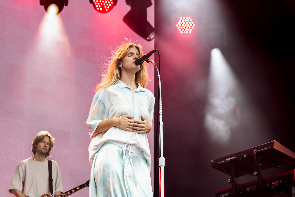 Emma Bale @ Beach Festival Nieuwpoort 2025, picture 8, photographed by Marc Verdonck - FrontView Magazine