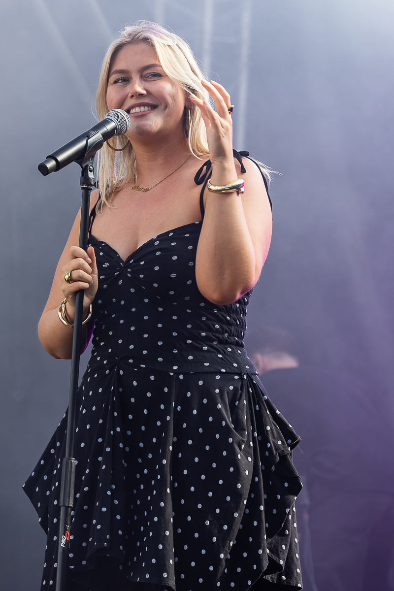Maxine @ Beach Festival Nieuwpoort 2025, picture 1, photographed by Marc Verdonck - FrontView Magazine
