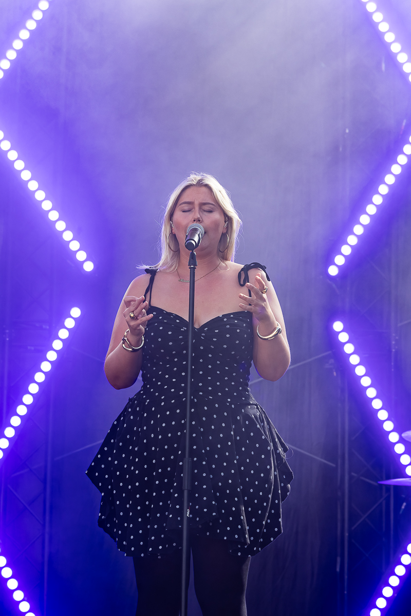 Maxine @ Beach Festival Nieuwpoort 2025, picture 2, photographed by Marc Verdonck - FrontView Magazine