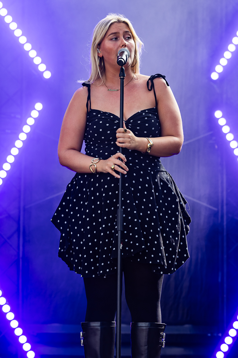 Maxine @ Beach Festival Nieuwpoort 2025, picture 3, photographed by Marc Verdonck - FrontView Magazine