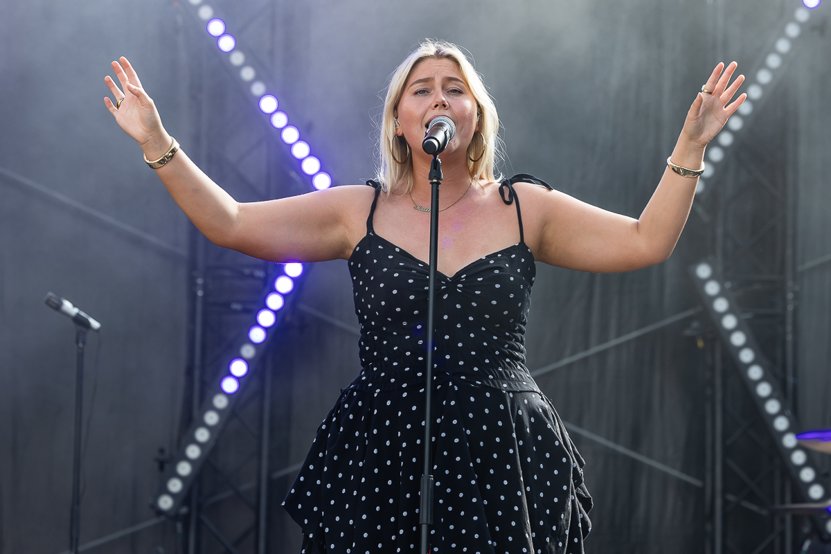 Maxine @ Beach Festival Nieuwpoort 2025, picture 4, photographed by Marc Verdonck - FrontView Magazine
