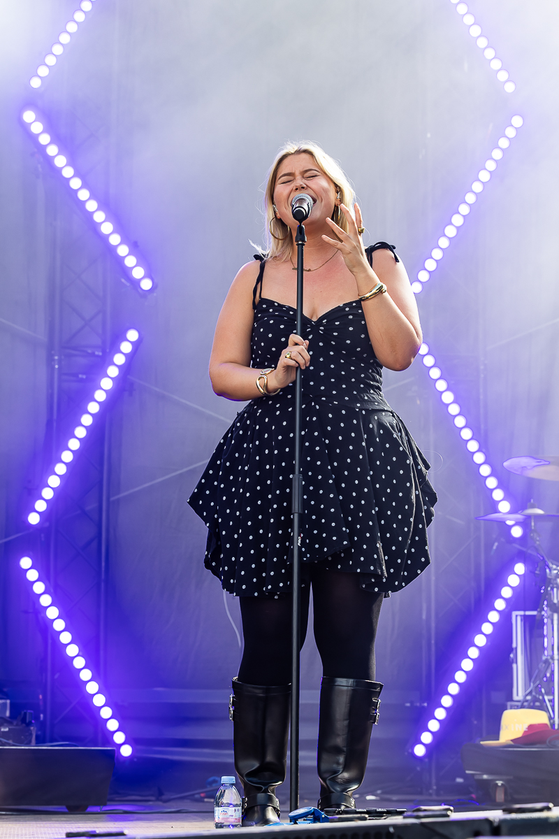 Maxine @ Beach Festival Nieuwpoort 2025, picture 5, photographed by Marc Verdonck - FrontView Magazine