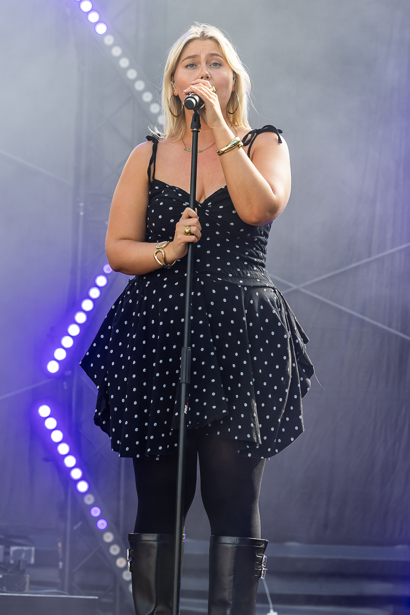 Maxine @ Beach Festival Nieuwpoort 2025, picture 6, photographed by Marc Verdonck - FrontView Magazine