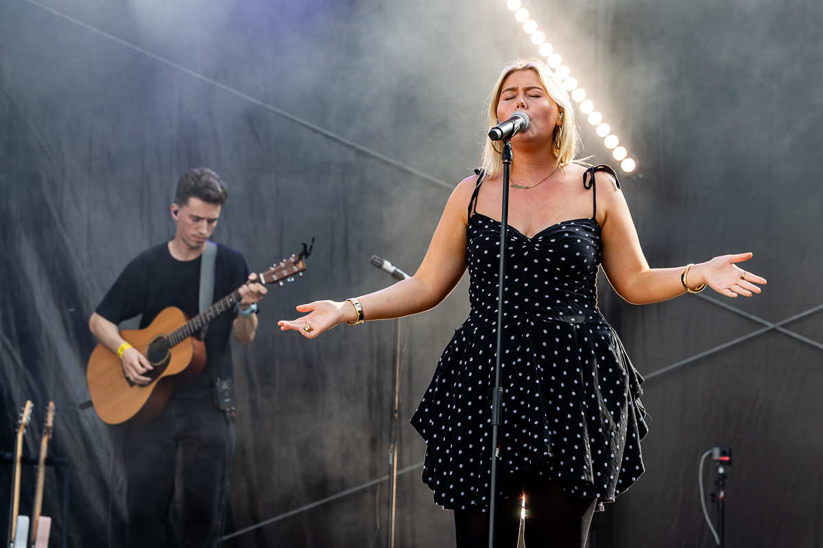 Maxine @ Beach Festival Nieuwpoort 2025, picture 7, photographed by Marc Verdonck - FrontView Magazine