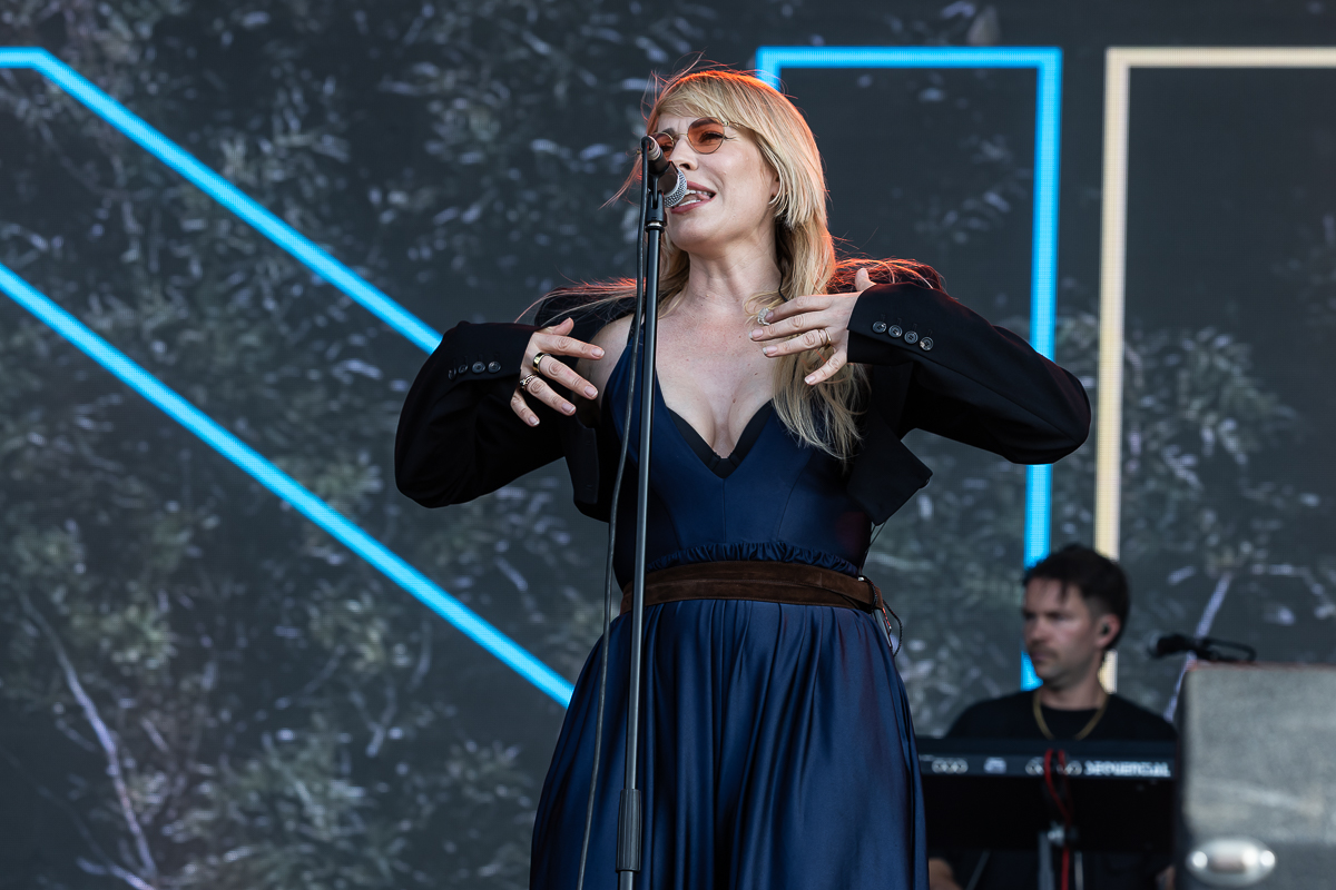 Natasha Bedingfield @ Beach Festival Nieuwpoort 2025, picture 9, photographed by Marc Verdonck - FrontView Magazine