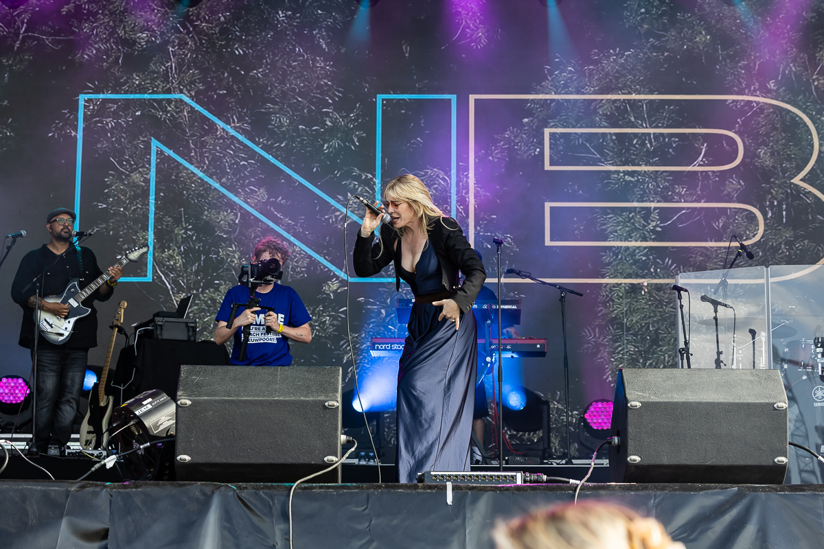 Natasha Bedingfield @ Beach Festival Nieuwpoort 2025, picture 13, photographed by Marc Verdonck - FrontView Magazine