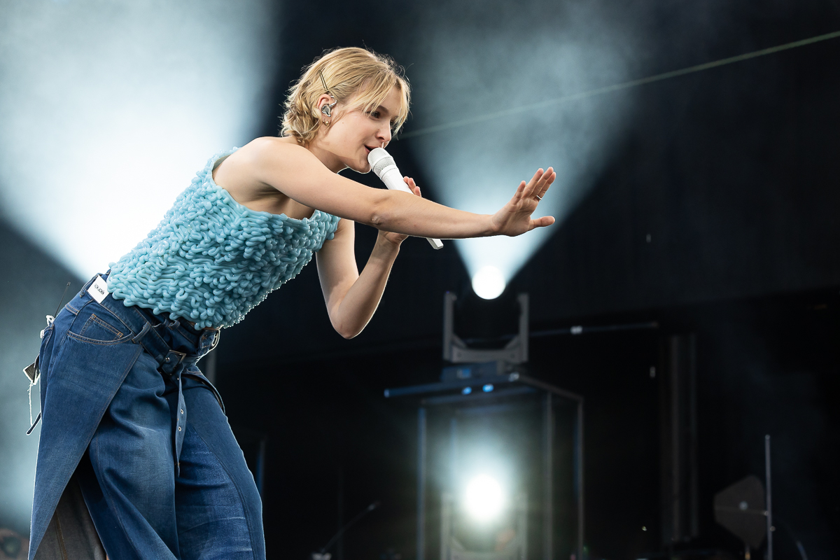 Pommelien Thijs @ Beach Festival Nieuwpoort 2025, picture 13, photographed by Marc Verdonck - FrontView Magazine