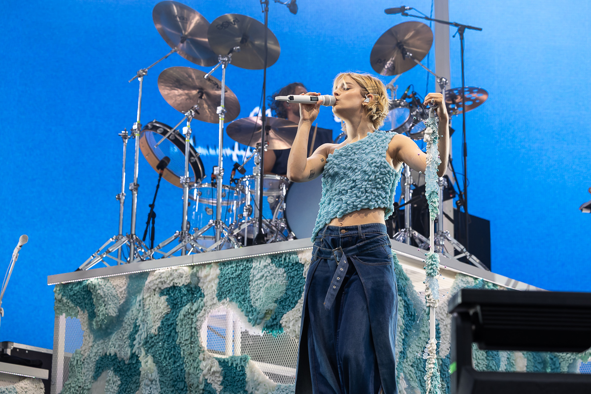 Pommelien Thijs @ Beach Festival Nieuwpoort 2025, picture 18, photographed by Marc Verdonck - FrontView Magazine