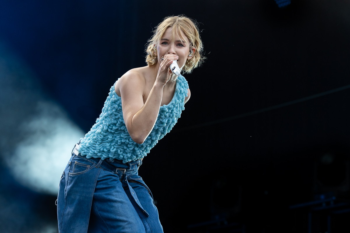 Pommelien Thijs @ Beach Festival Nieuwpoort 2025, picture 24, photographed by Marc Verdonck - FrontView Magazine