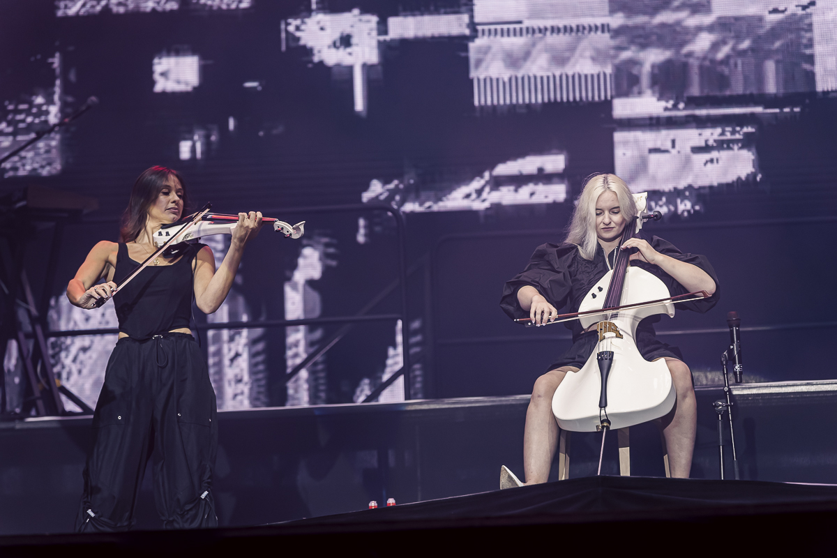 Clean Bandit @ Lokerse Feesten, foto 7, foto's door Peter Smet - FrontView Magazine