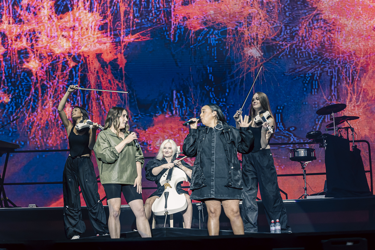 Clean Bandit @ Lokerse Feesten, foto 8, foto's door Peter Smet - FrontView Magazine