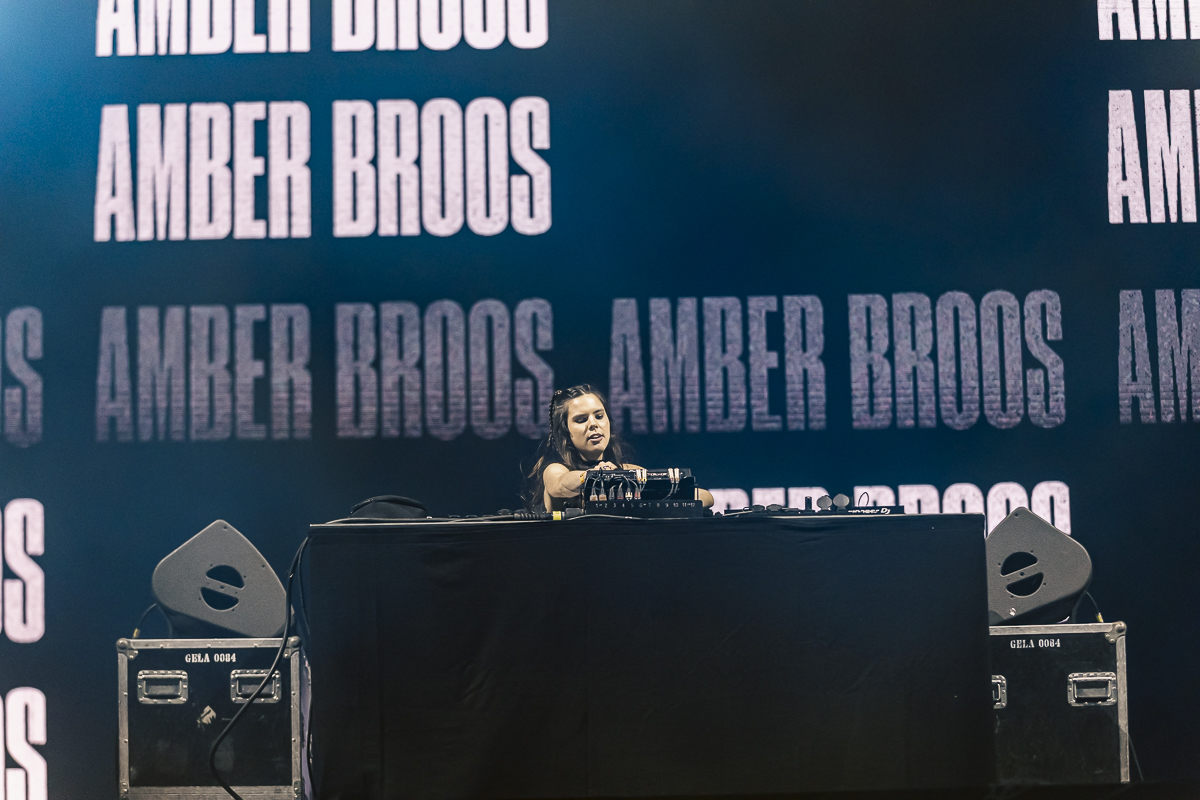 Amber Broos @ Lokerse Feesten, picture 1, photographed by Peter Smet - FrontView Magazine