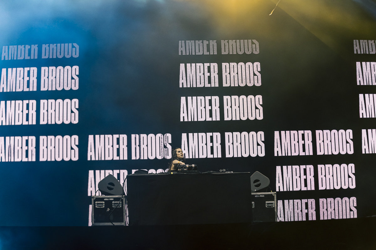 Amber Broos @ Lokerse Feesten, picture 2, photographed by Peter Smet - FrontView Magazine
