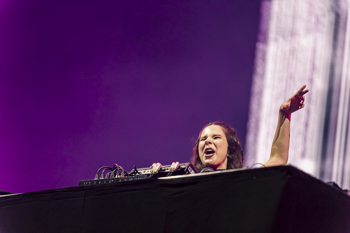 Amber Broos @ Lokerse Feesten, picture 15, photographed by Peter Smet - FrontView Magazine