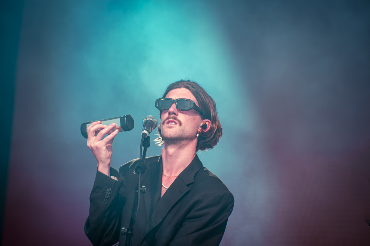 J. Bernardt @ Lokerse Feesten, picture 3, photographed by Bart Janssens - FrontView Magazine
