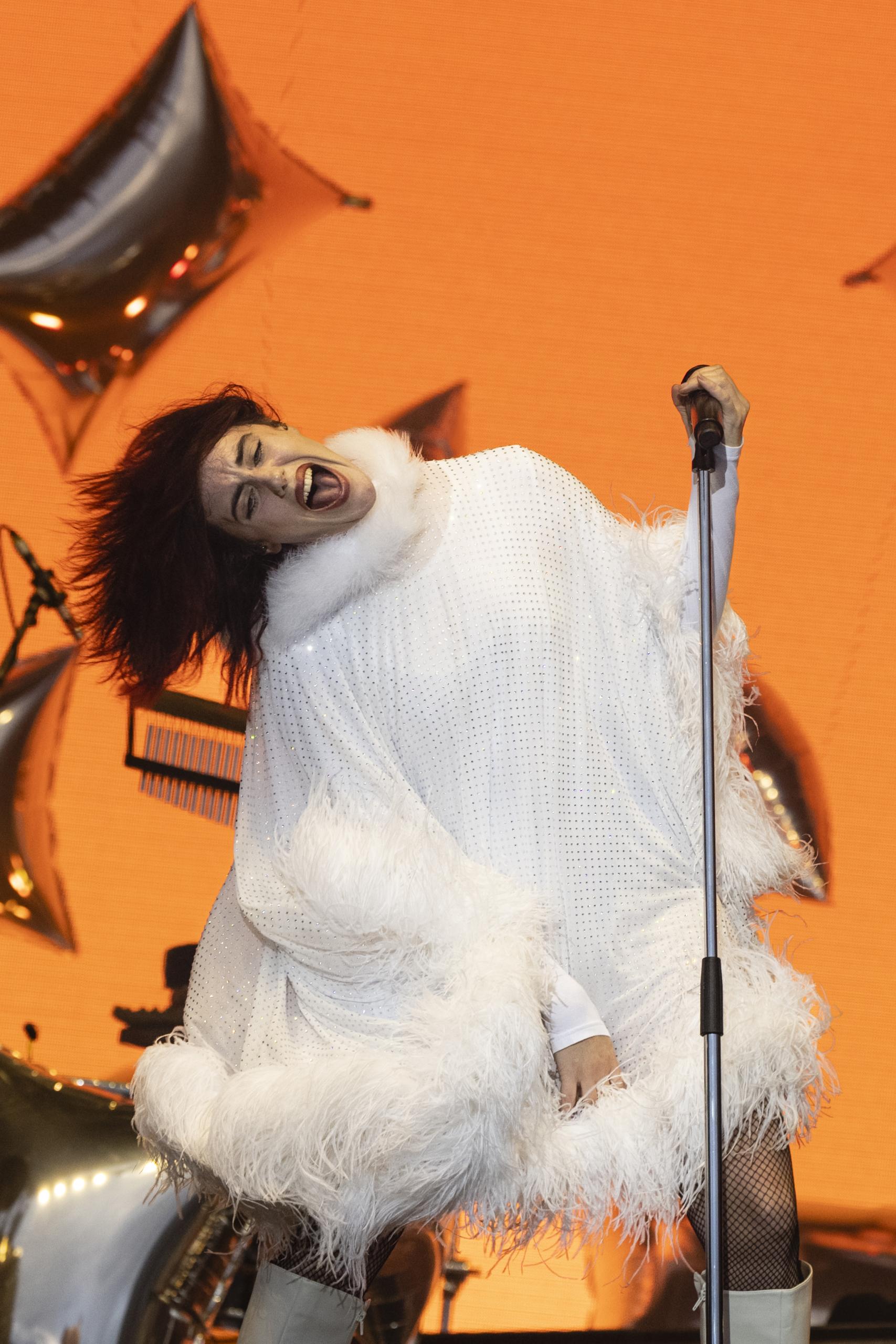 Silvie Kreusch @ Lokerse Feesten, picture 19, photographed by Sandra Van Watermeulen - FrontView Magazine