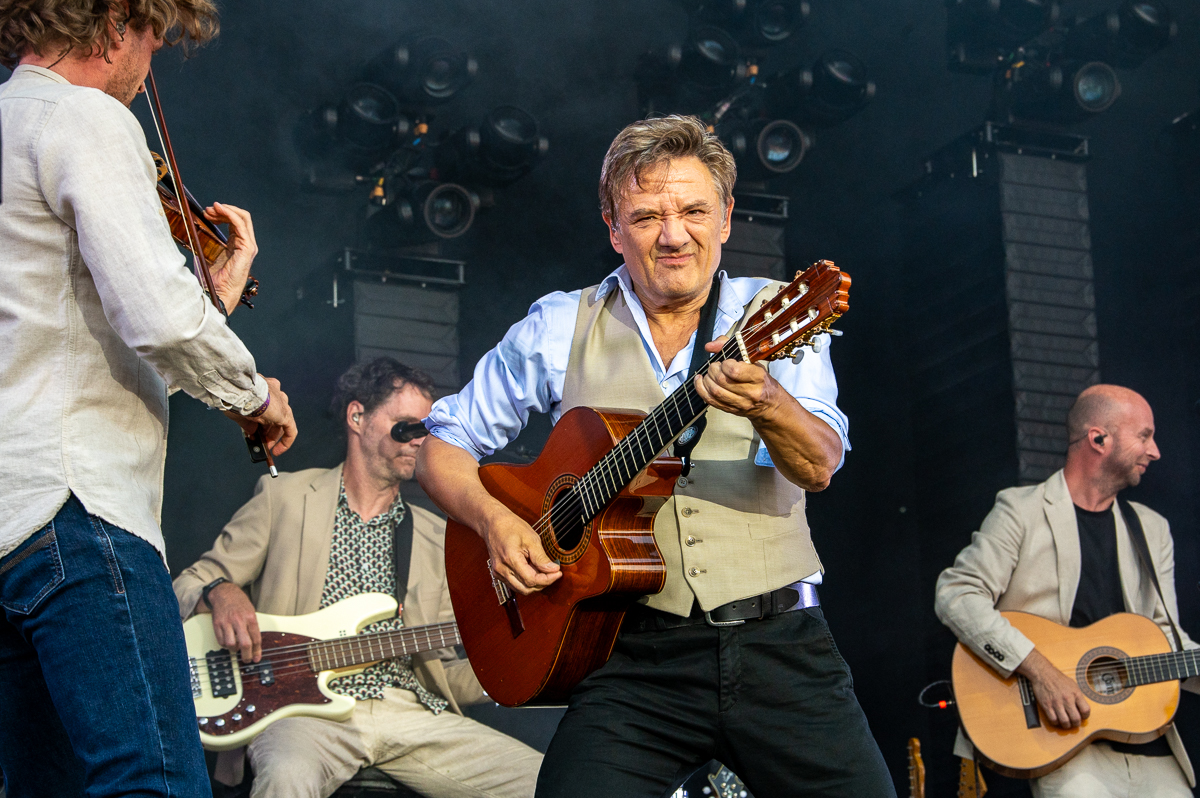 Bart Peeters & De Ideale Mannen @ Bastion Festival, picture 14, photographed by Anoek Houben - FrontView Magazine