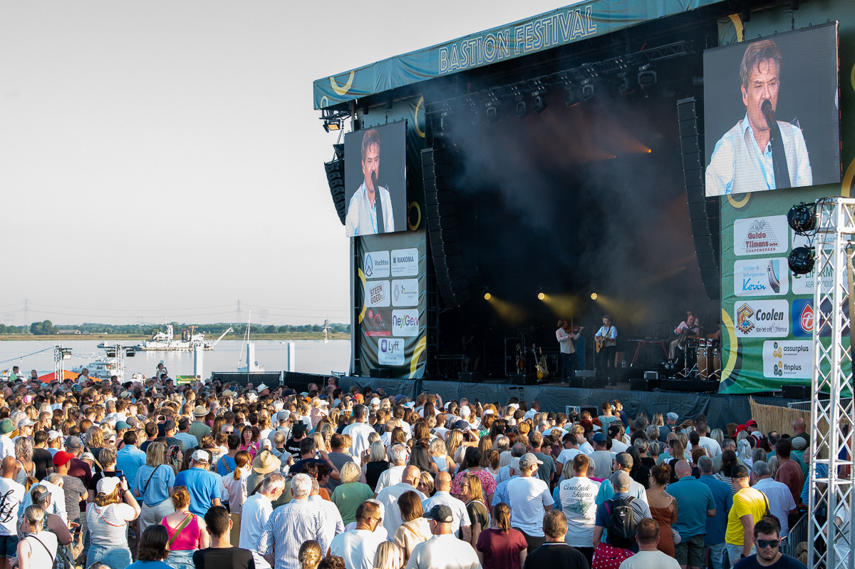 Bart Peeters & De Ideale Mannen @ Bastion Festival, picture 29, photographed by Anoek Houben - FrontView Magazine