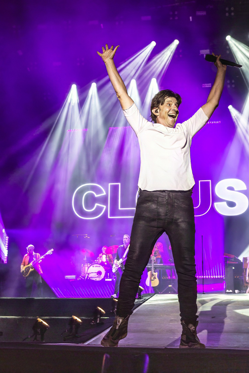 Clouseau @ Lokerse Feesten, picture 2, photographed by Edwin Houdevelt - FrontView Magazine
