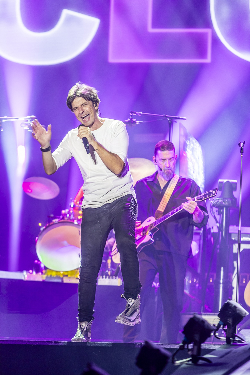 Clouseau @ Lokerse Feesten, picture 16, photographed by Edwin Houdevelt - FrontView Magazine