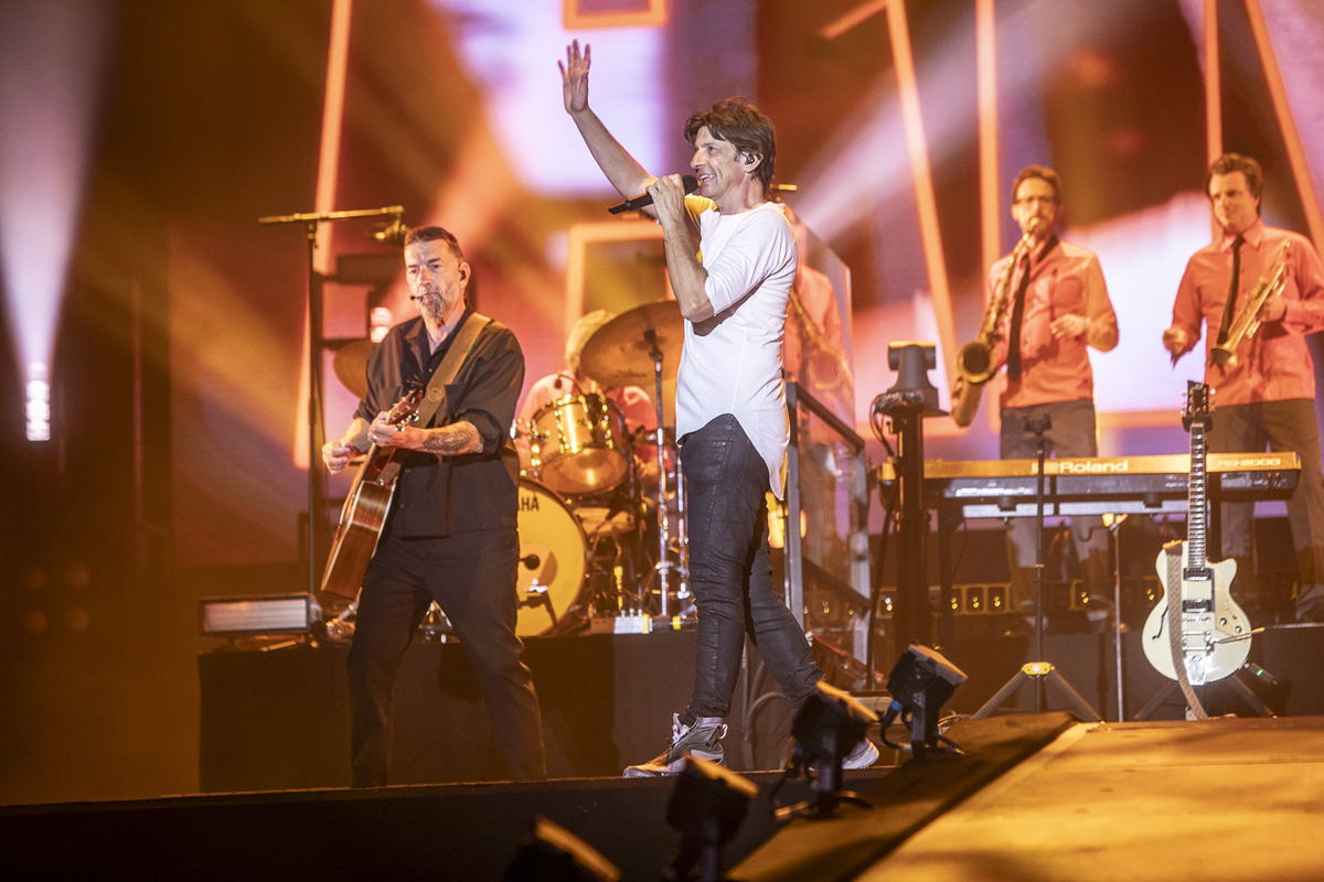 Clouseau @ Lokerse Feesten, picture 19, photographed by Edwin Houdevelt - FrontView Magazine