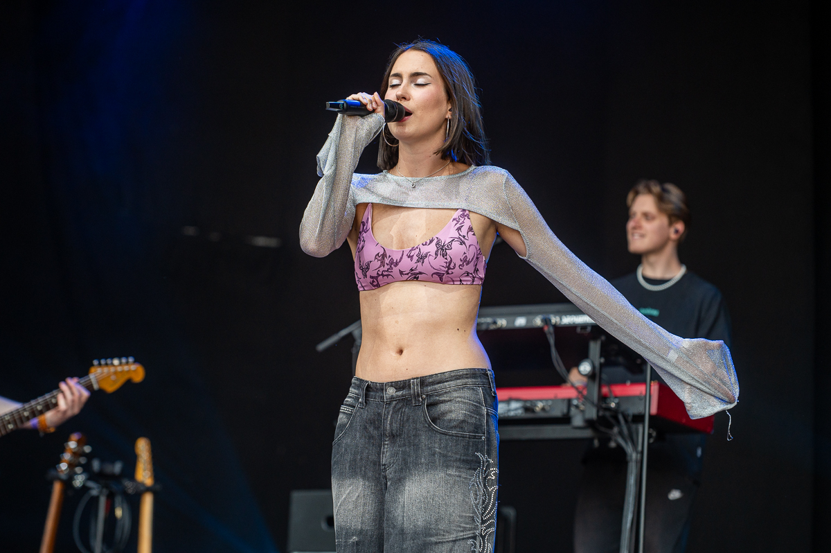 Jet van der Steen @ Rijvers Festival 2025, picture 1, photographed by Dimitri Vanlommel - FrontView Magazine