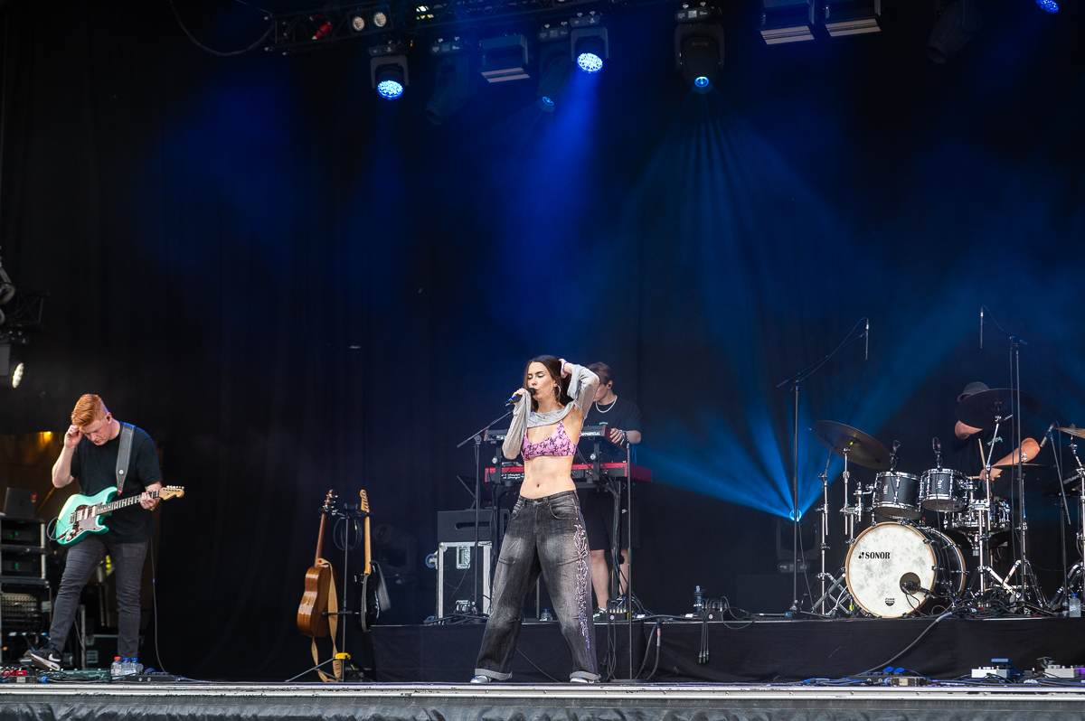 Jet van der Steen @ Rijvers Festival 2025, picture 13, photographed by Dimitri Vanlommel - FrontView Magazine