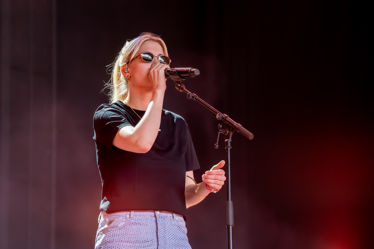 London Grammar @ Lowlands, picture 1, photographed by Anoek Houben - FrontView Magazine