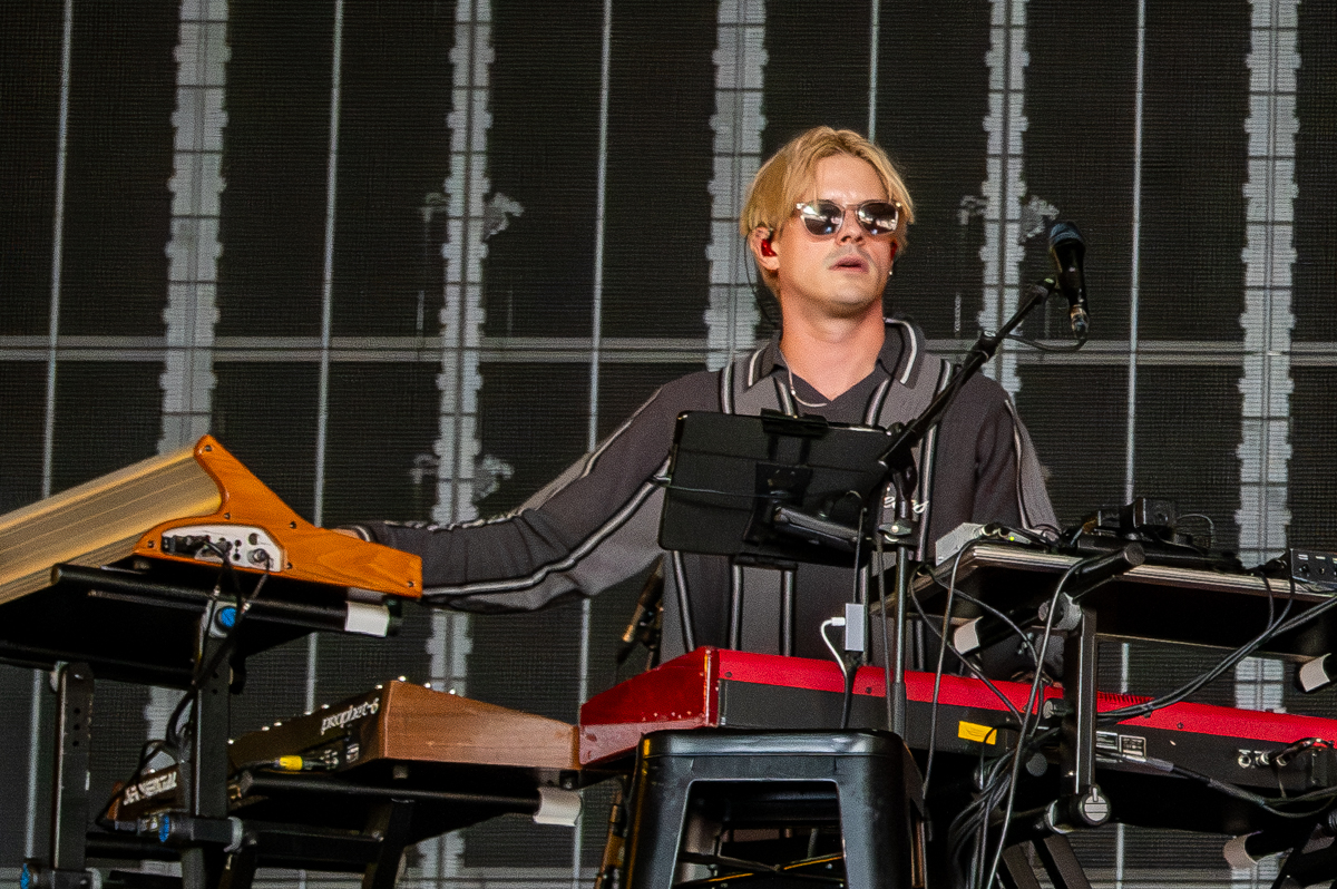 London Grammar @ Lowlands, picture 2, photographed by Anoek Houben - FrontView Magazine
