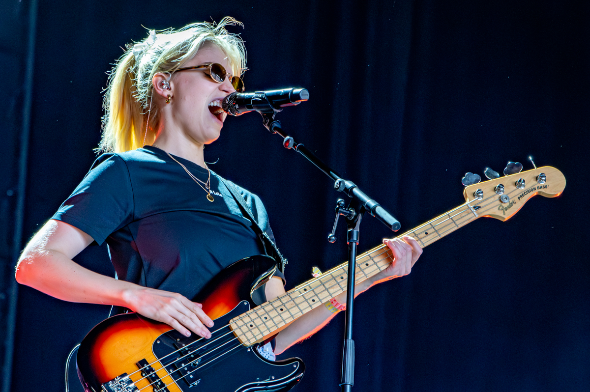London Grammar @ Lowlands, picture 4, photographed by Anoek Houben - FrontView Magazine