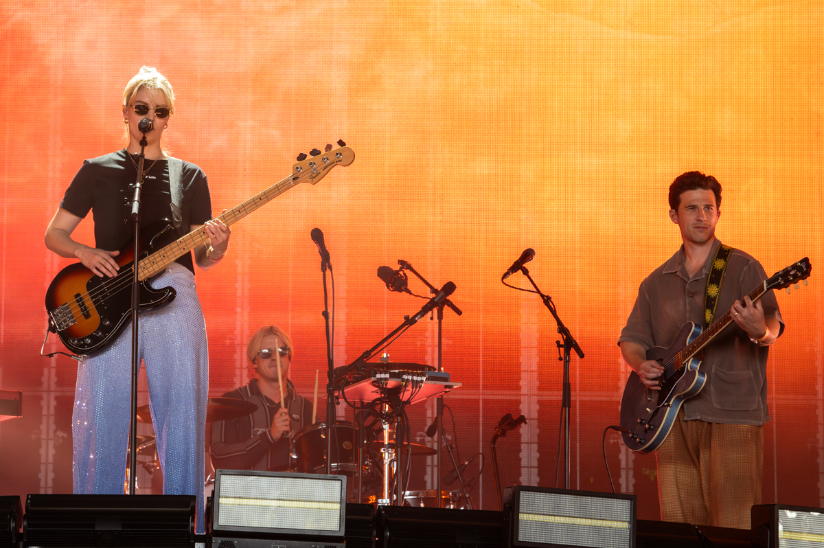 London Grammar @ Lowlands, picture 5, photographed by Anoek Houben - FrontView Magazine