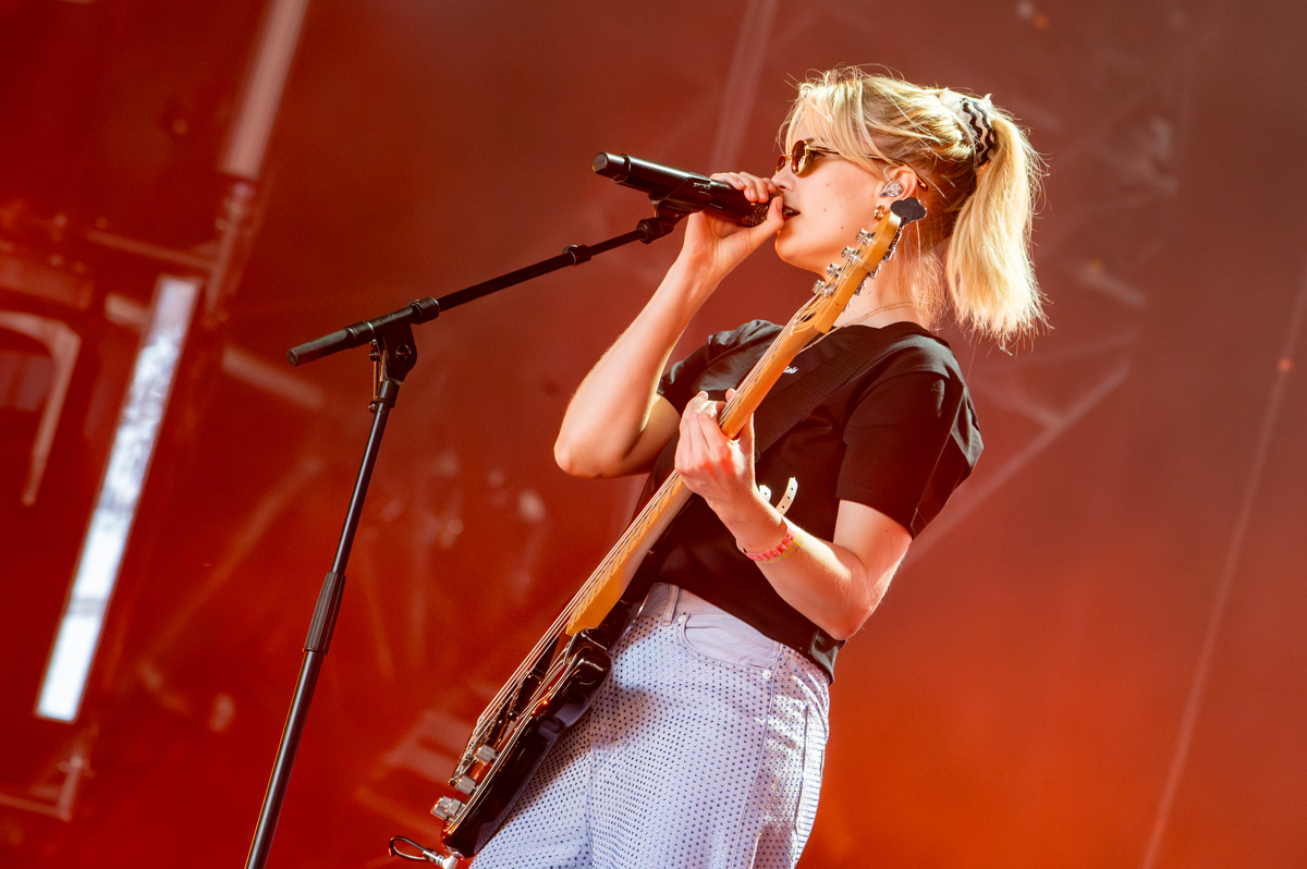 London Grammar @ Lowlands, picture 8, photographed by Anoek Houben - FrontView Magazine