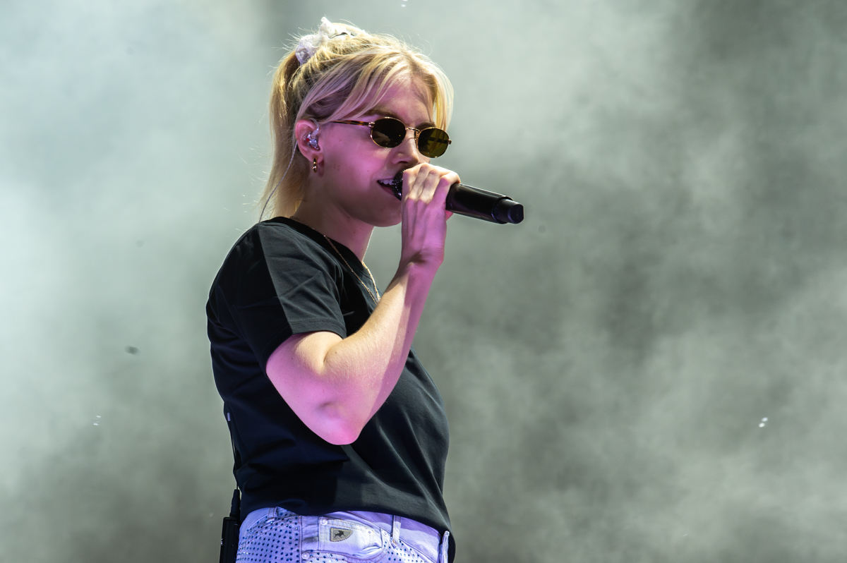London Grammar @ Lowlands, picture 9, photographed by Anoek Houben - FrontView Magazine