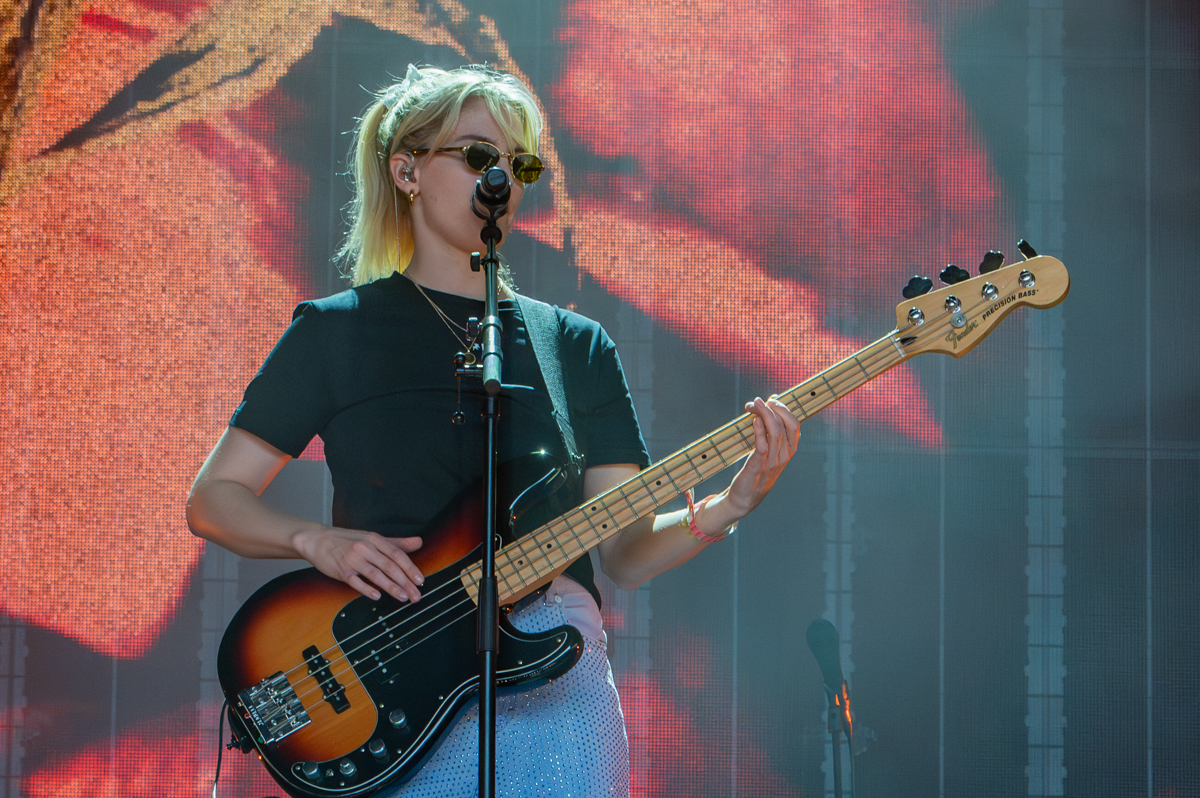London Grammar @ Lowlands, picture 10, photographed by Anoek Houben - FrontView Magazine