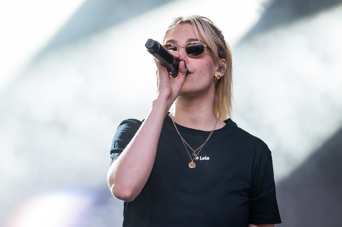 London Grammar @ Lowlands, picture 12, photographed by Anoek Houben - FrontView Magazine