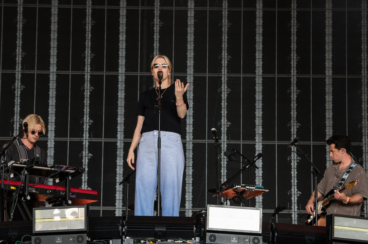 London Grammar @ Lowlands, picture 13, photographed by Anoek Houben - FrontView Magazine