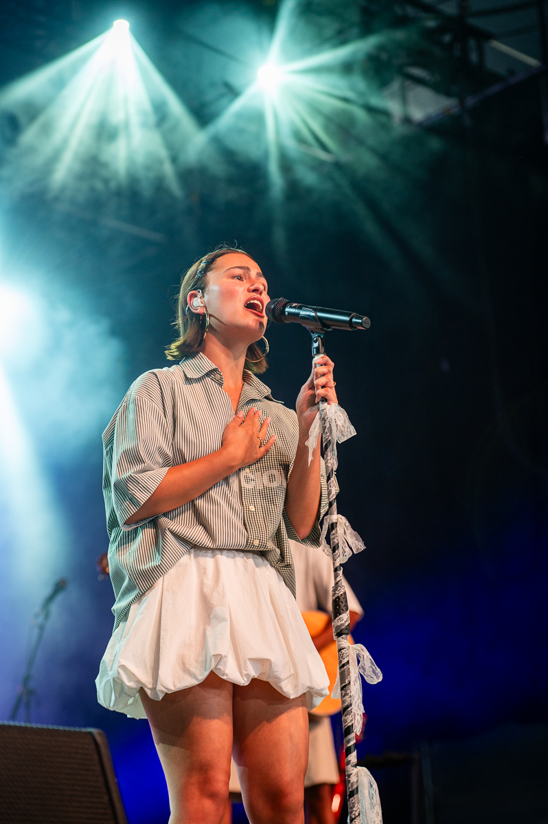 Luna @ Rijvers Festival 2025, picture 5, photographed by Dimitri Vanlommel - FrontView Magazine