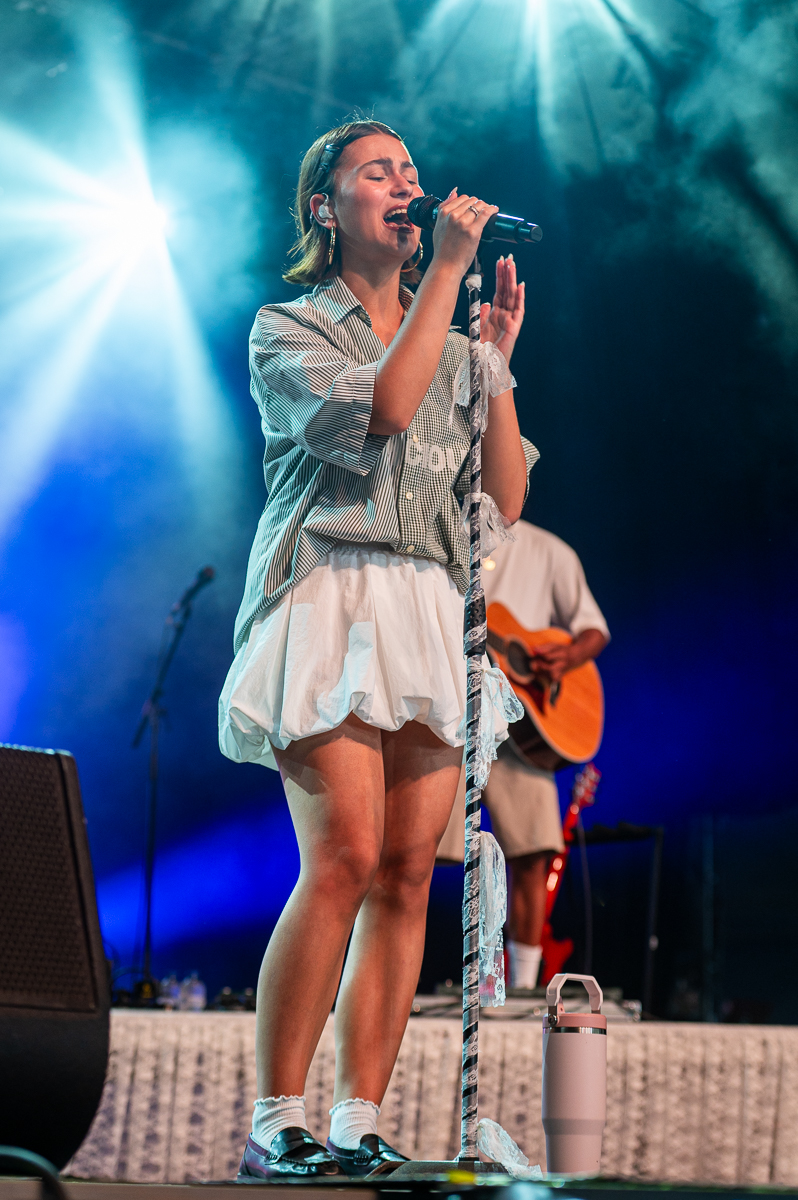 Luna @ Rijvers Festival 2025, picture 6, photographed by Dimitri Vanlommel - FrontView Magazine