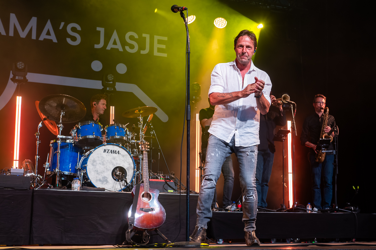 Mama's Jasje @ Rijvers Festival 2025, picture 2, photographed by Dimitri Vanlommel - FrontView Magazine