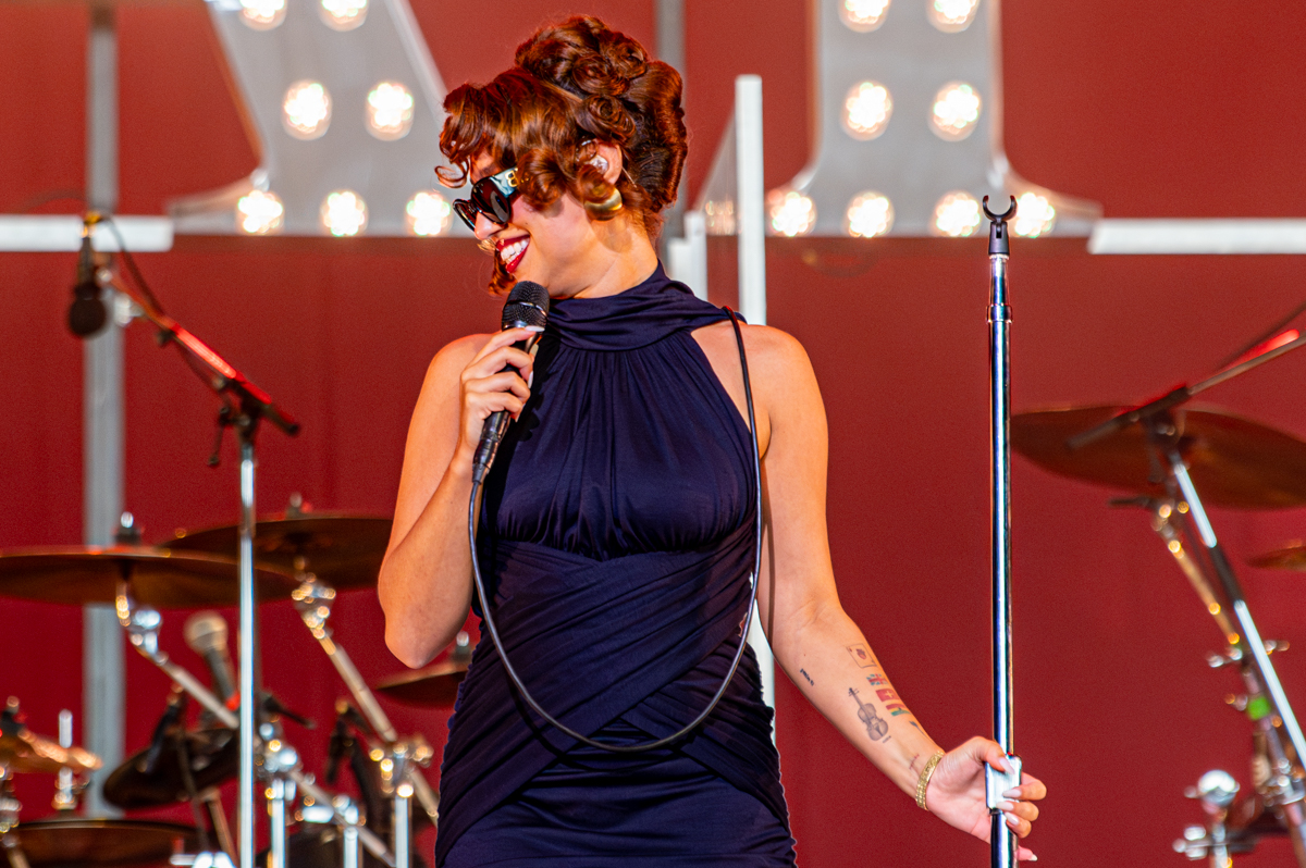 Raye @ Lowlands, picture 8, photographed by Anoek Houben - FrontView Magazine
