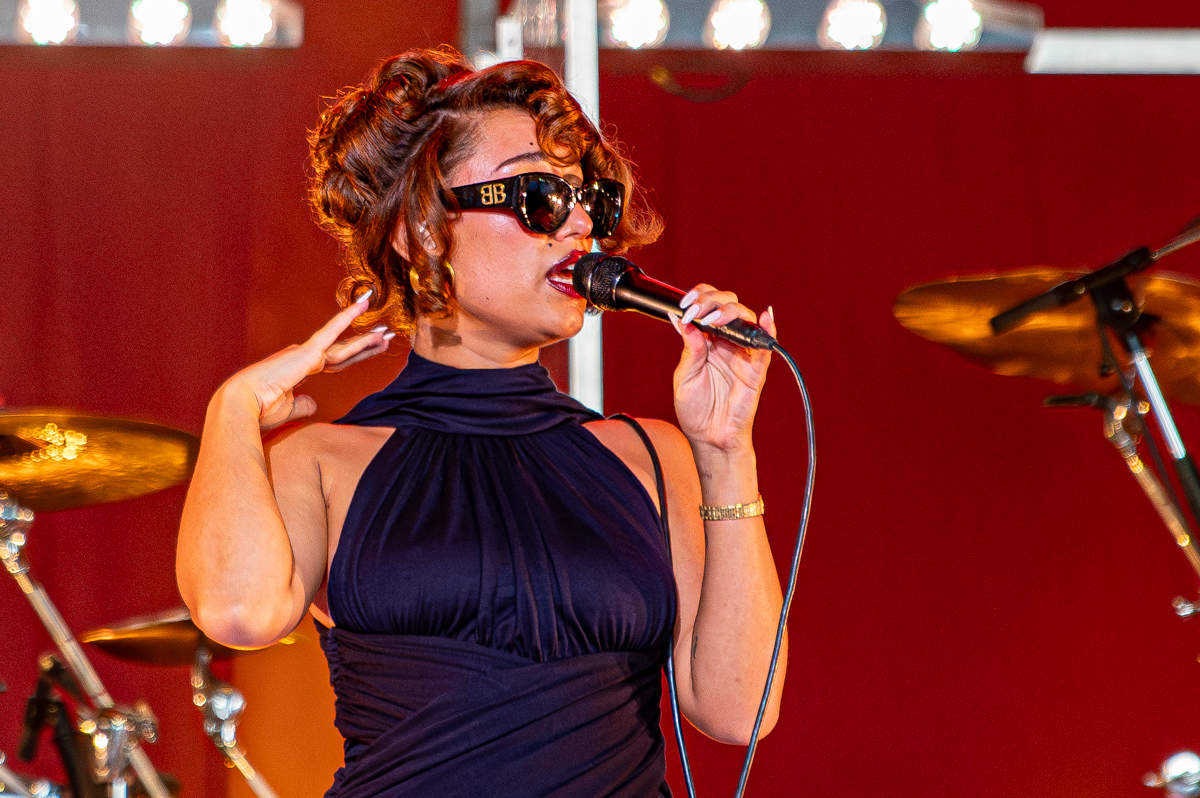 Raye @ Lowlands, picture 10, photographed by Anoek Houben - FrontView Magazine