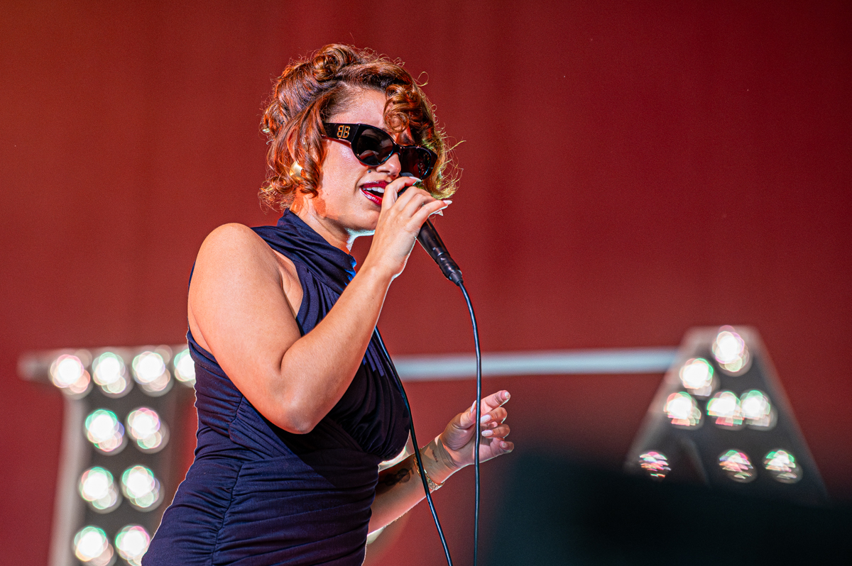 Raye @ Lowlands, picture 12, photographed by Anoek Houben - FrontView Magazine