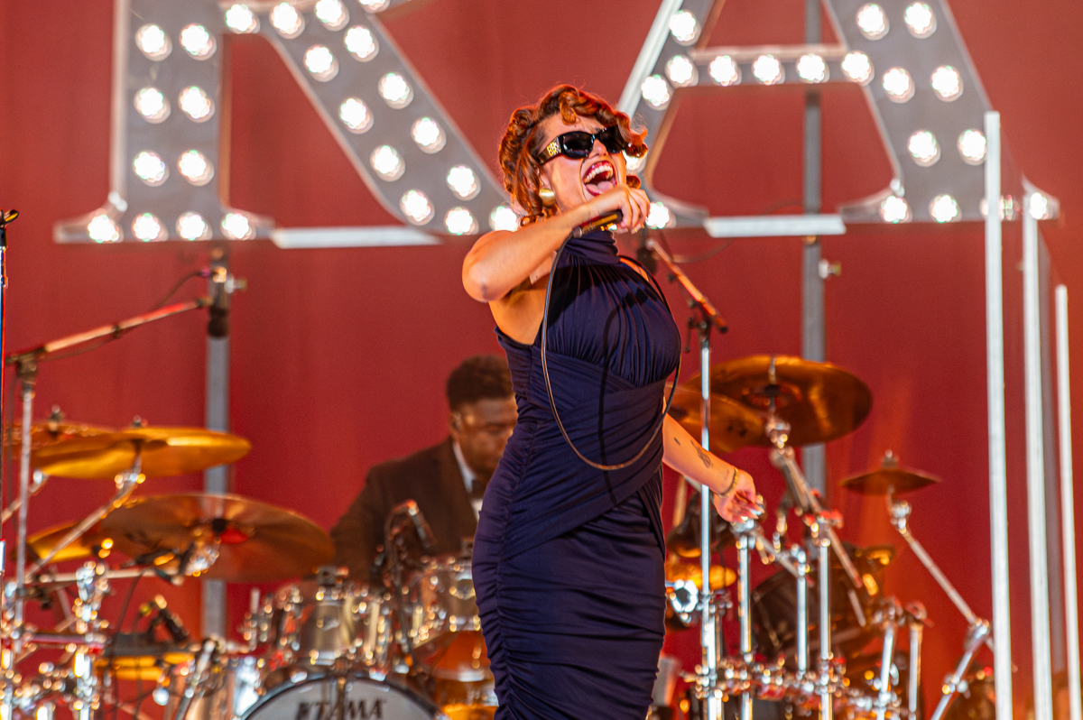 Raye @ Lowlands, picture 13, photographed by Anoek Houben - FrontView Magazine