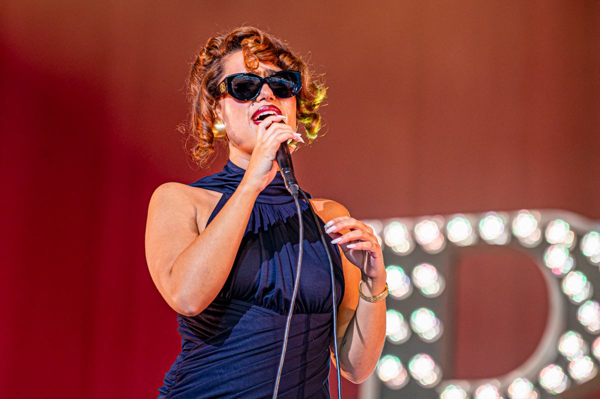 Raye @ Lowlands, picture 15, photographed by Anoek Houben - FrontView Magazine