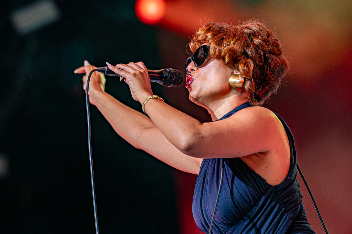 Raye @ Lowlands, picture 16, photographed by Anoek Houben - FrontView Magazine