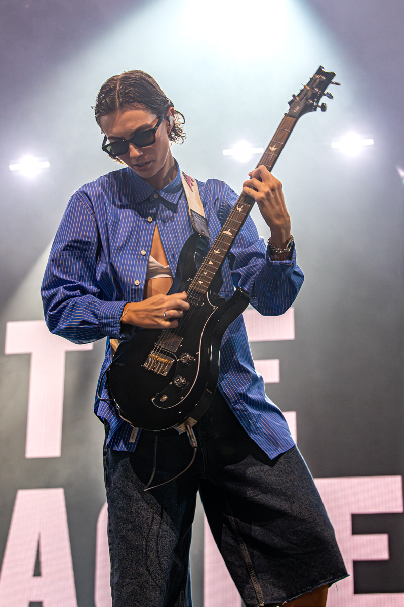 The Beaches @ Lowlands, picture 5, photographed by Anoek Houben - FrontView Magazine