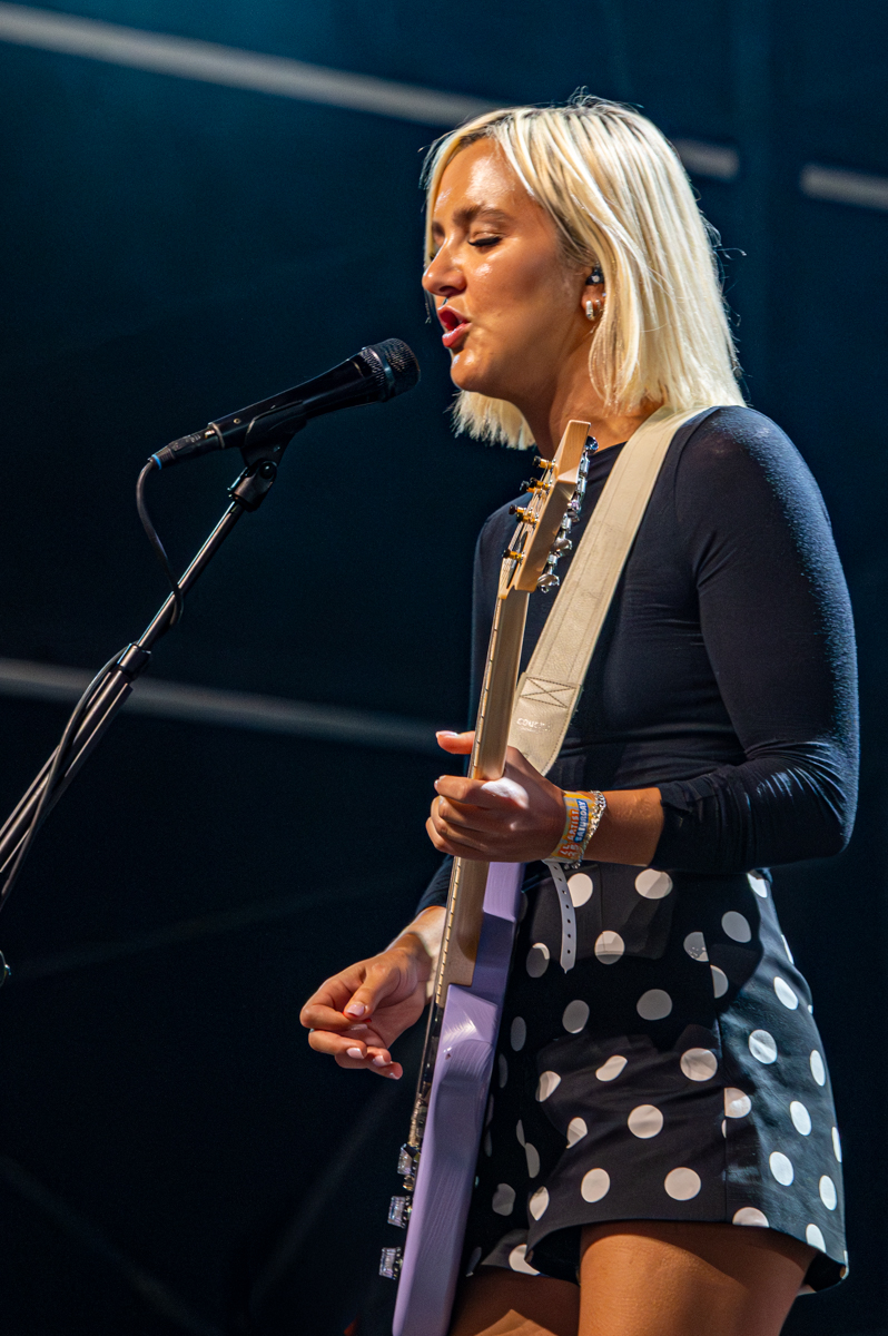 The Beaches @ Lowlands, picture 7, photographed by Anoek Houben - FrontView Magazine