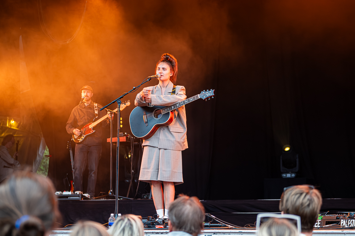 Kids With Buns @ Rijvers Festival 2025, picture 1, photographed by Youri Vanlommel - FrontView Magazine
