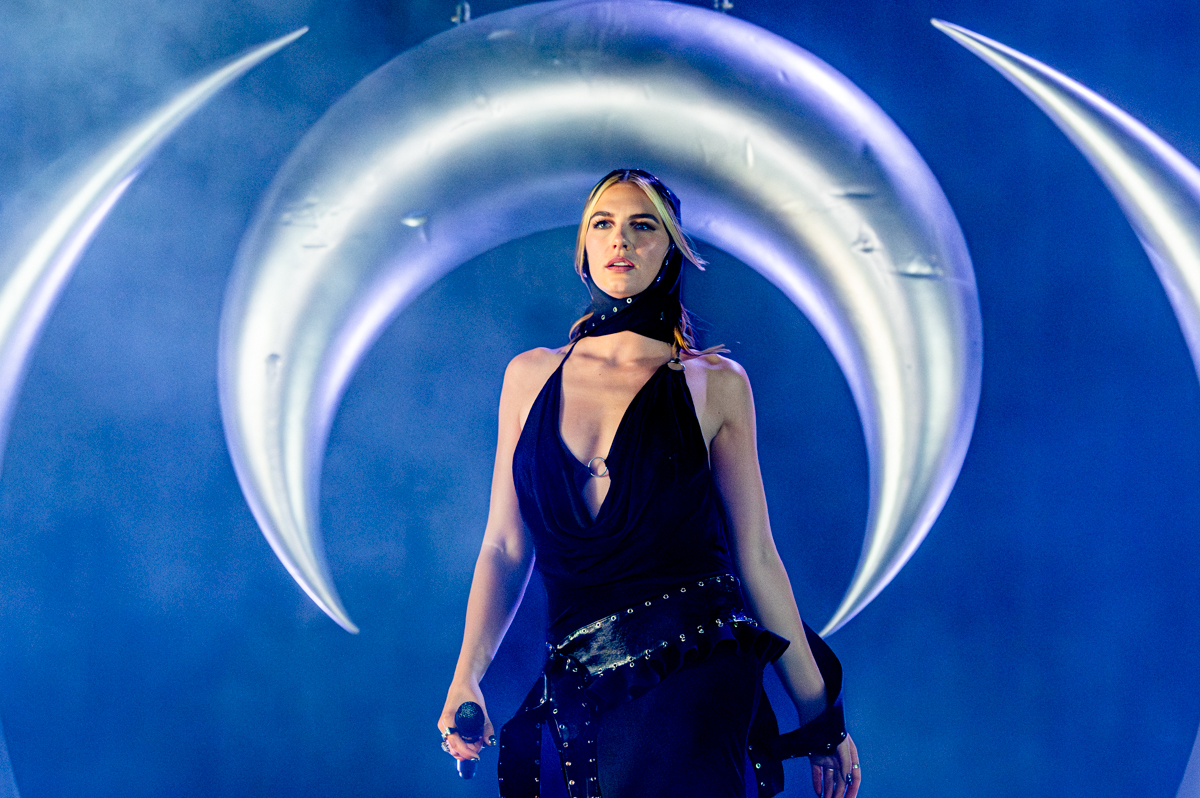 Maan @ Lowlands, picture 1, photographed by Anoek Houben - FrontView Magazine