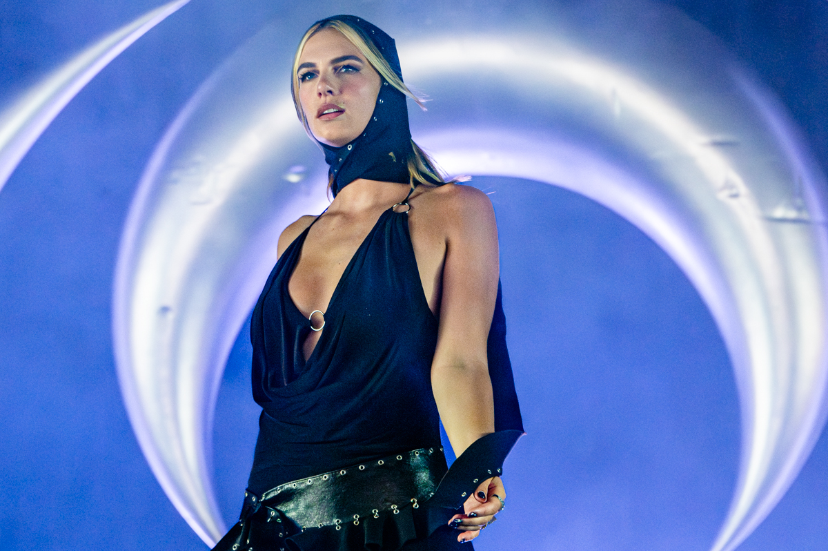 Maan @ Lowlands, picture 2, photographed by Anoek Houben - FrontView Magazine